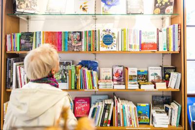 © L'Oeil de Paco Femme devant une étagère de livres