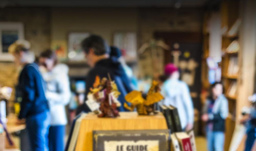 intérieur de la boutique avec personnes et objets sur meubles